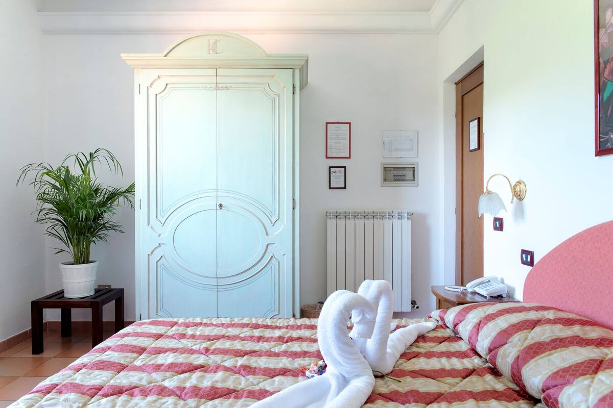 standard single room | 1 bedroom, minibar, in-room safe, desk