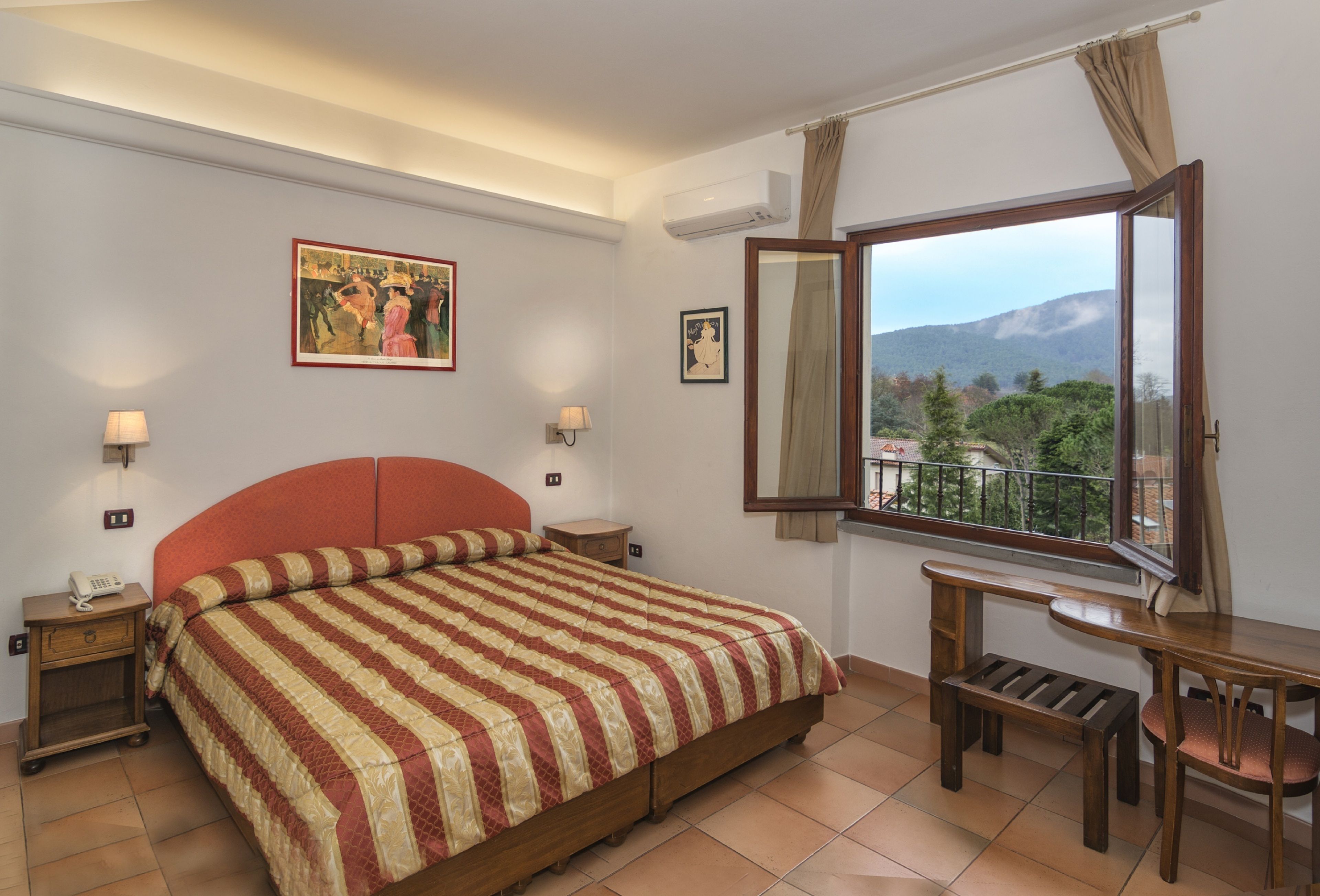 standard double room | 1 bedroom, minibar, in-room safe, desk