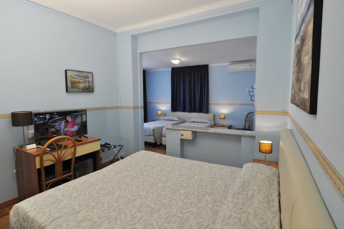 Minibar, värdeförvaringsskåp på rummet, skrivbord och barnsängar