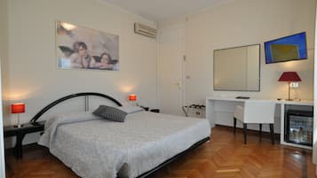 Minibar, coffres-forts dans les chambres, bureau