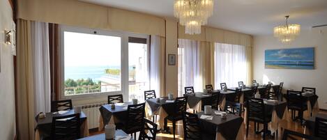 Desayuno buffet diario (EUR 12 por persona)