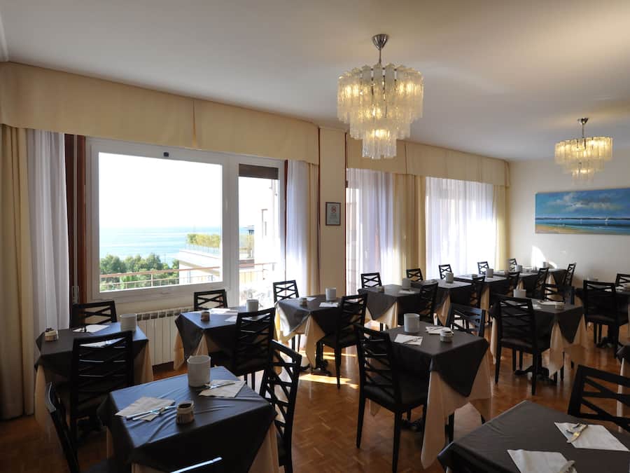Petit déjeuner buffet servi tous les jours en supplément