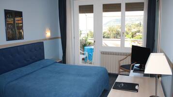 Doppel- oder Zweibettzimmer, Terrasse, Meerblick | Minibar, Zimmersafe, Schreibtisch, Babybetten