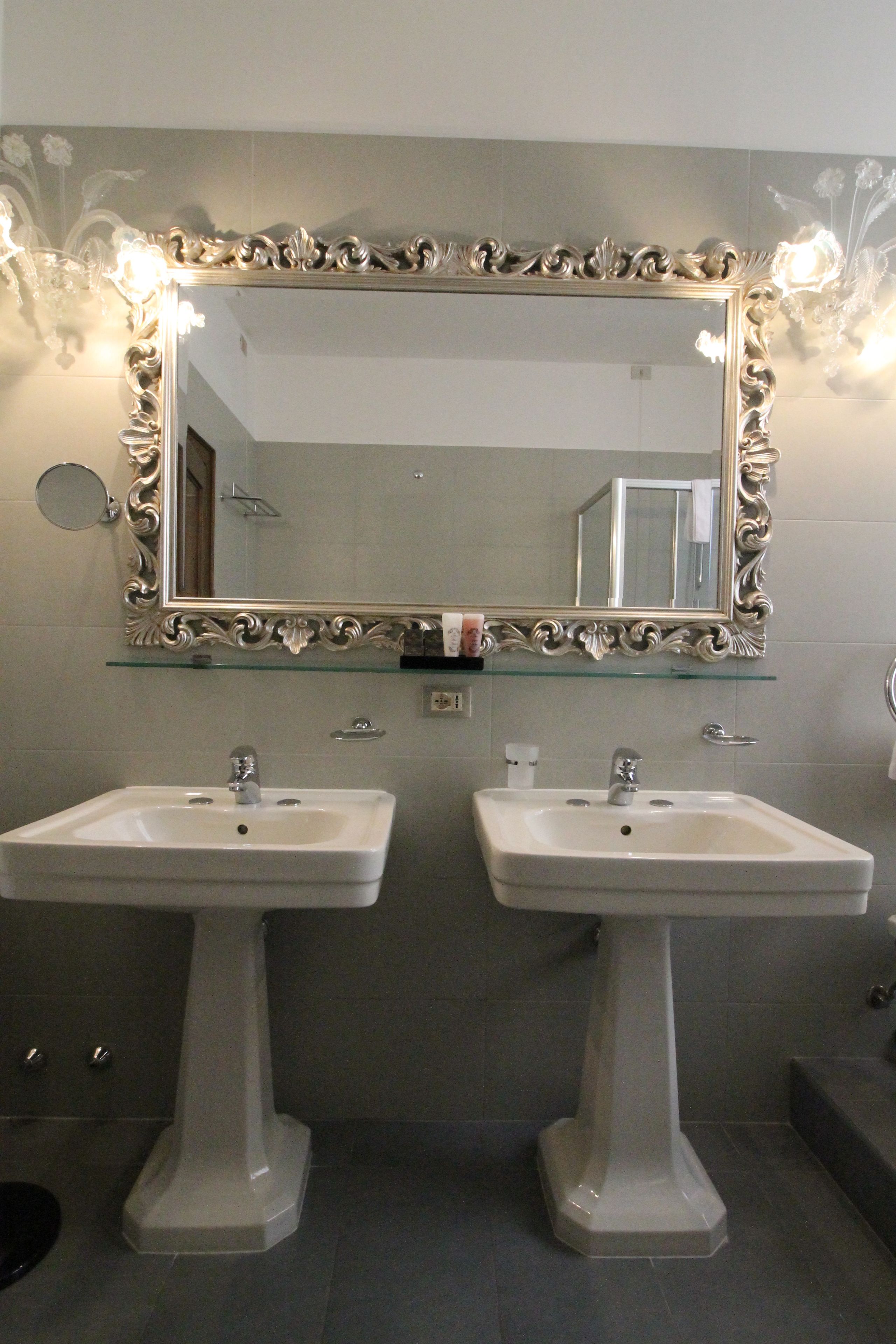 junior suite | bathroom | free toiletries, hair dryer, bathrobes, slippers