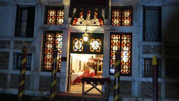 Fassade der Unterkunft â Abend/Nacht