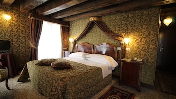 Classic Double or Twin Room | Down comforters, minibar, in-room safe, soundproofing