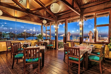 4 restaurants, breakfast, lunch, dinner served; Italian cuisine