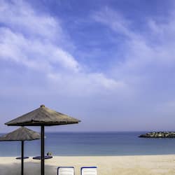 Plage privée, sable blanc, chaises longues, parasols