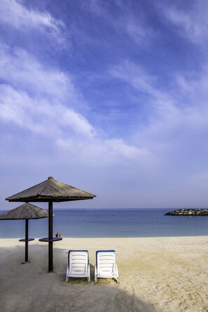 Private beach, white sand, sun-loungers, beach umbrellas - Coral Beach Resort - Sharjah (Sharjah)
