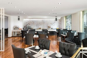 Café da manhã com buffet grátis todos os dias