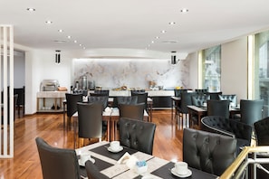 Café da manhã com buffet grátis todos os dias