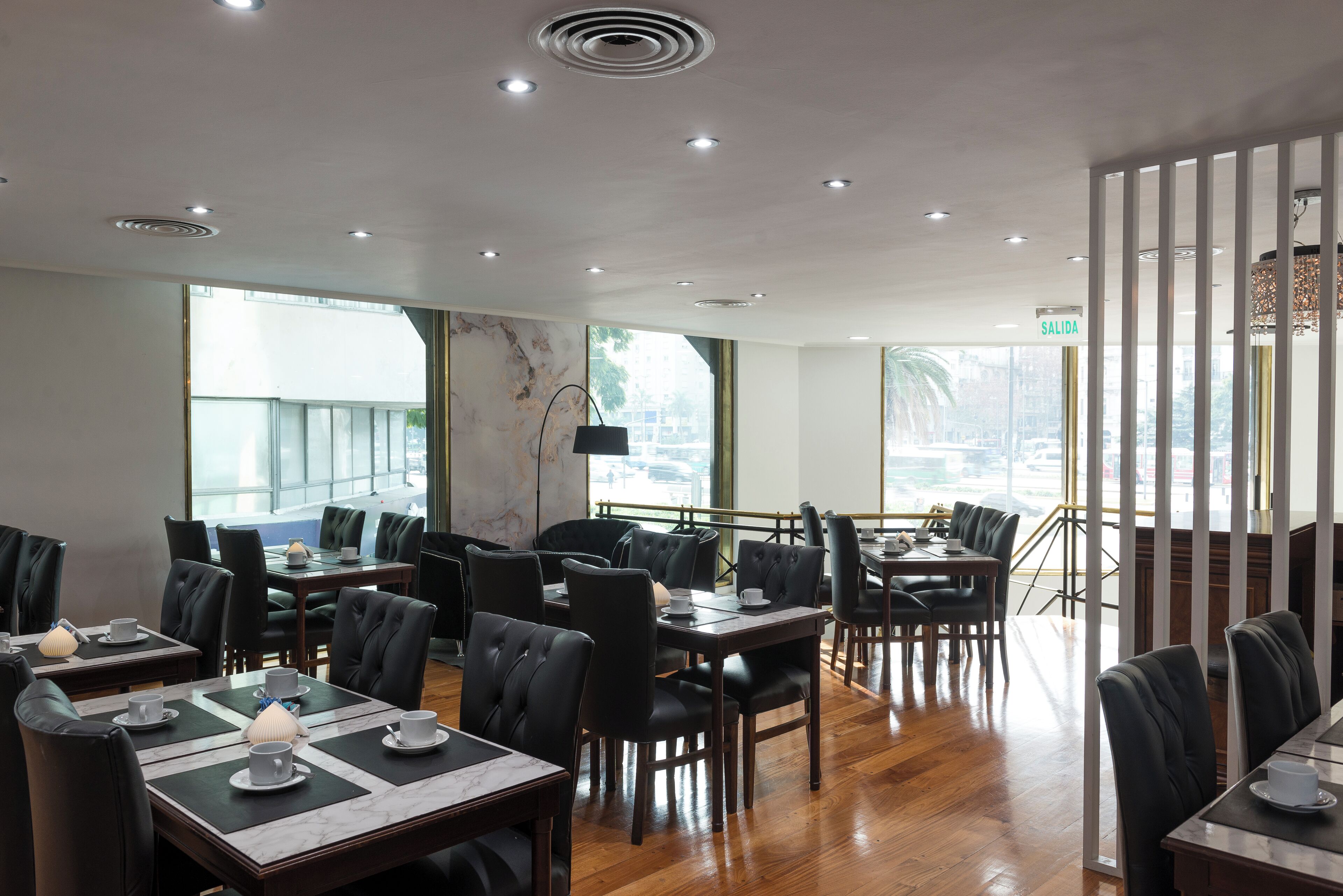 بوفيه فطور مجانًا يوميًا