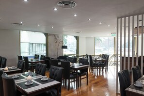 包含每日自助早餐