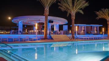 9 bars/lounges, poolside bar