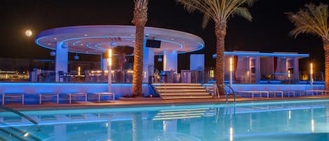 9 bars/lounges, poolside bar