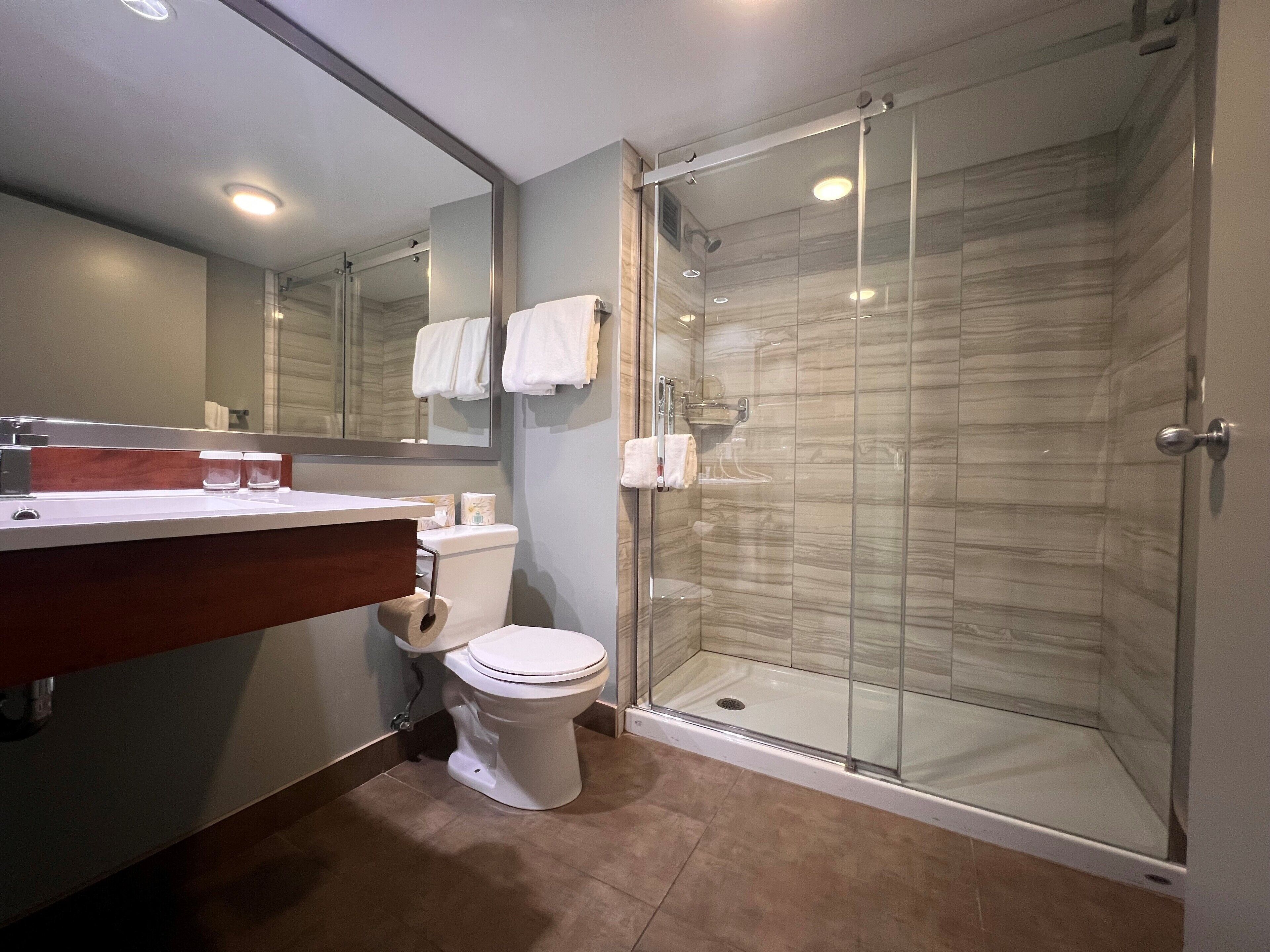 comfort room, 2 double beds | bathroom | combined shower/bathtub, free toiletries, hair dryer, towels