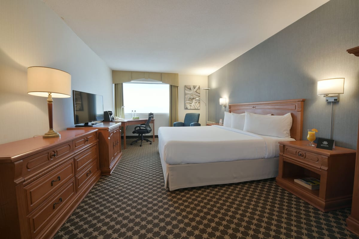 Premium bedding, down comforters, in-room safe, desk