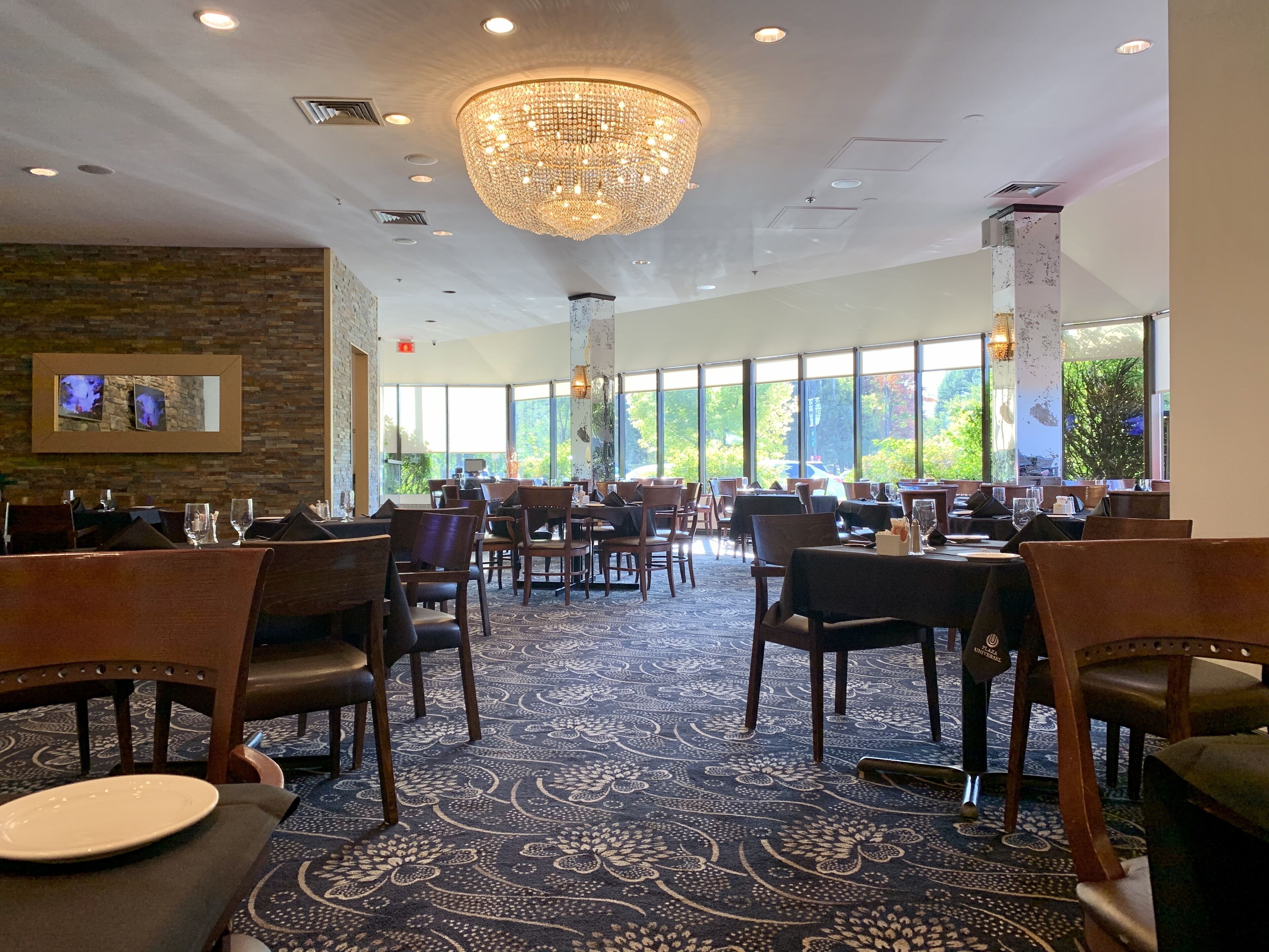 供应早餐和晚餐，意大利菜