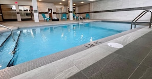 Indoor pool, seasonal outdoor pool, pool loungers - Hotel Universel Montreal (Montreal)