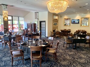 Breakfast and dinner served, Italian cuisine - Hotel Universel Montreal (Montreal)