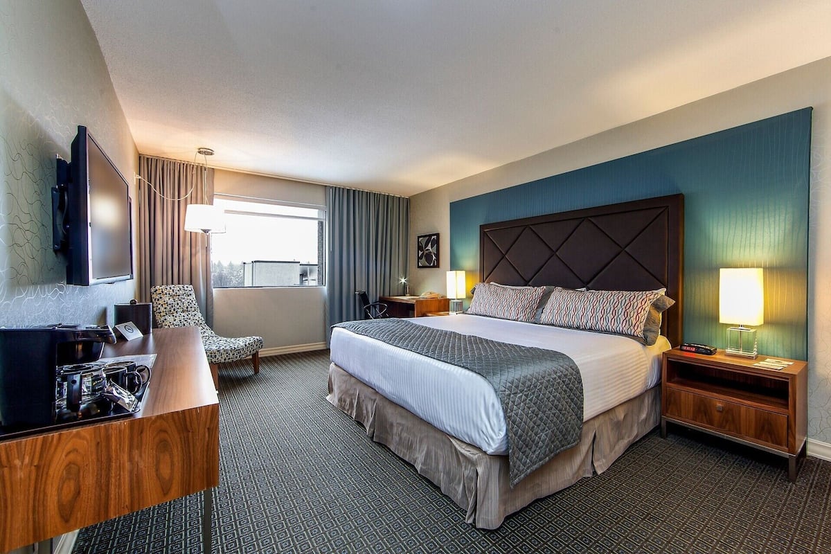 Premium bedding, down comforters, in-room safe, desk