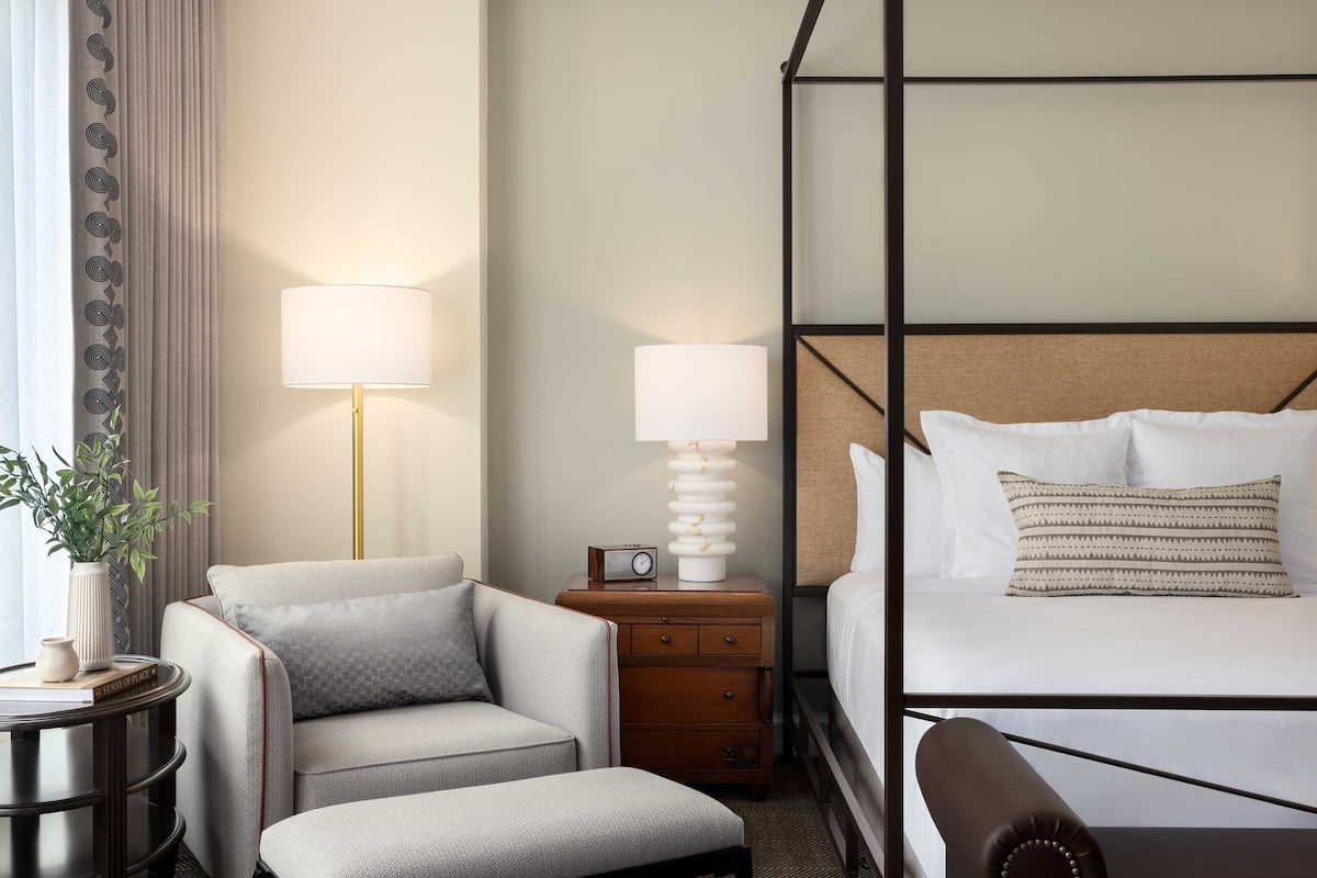 Premier Room, 1 King Bed (Riverview) | Egyptian cotton sheets, premium bedding, pillowtop beds, minibar