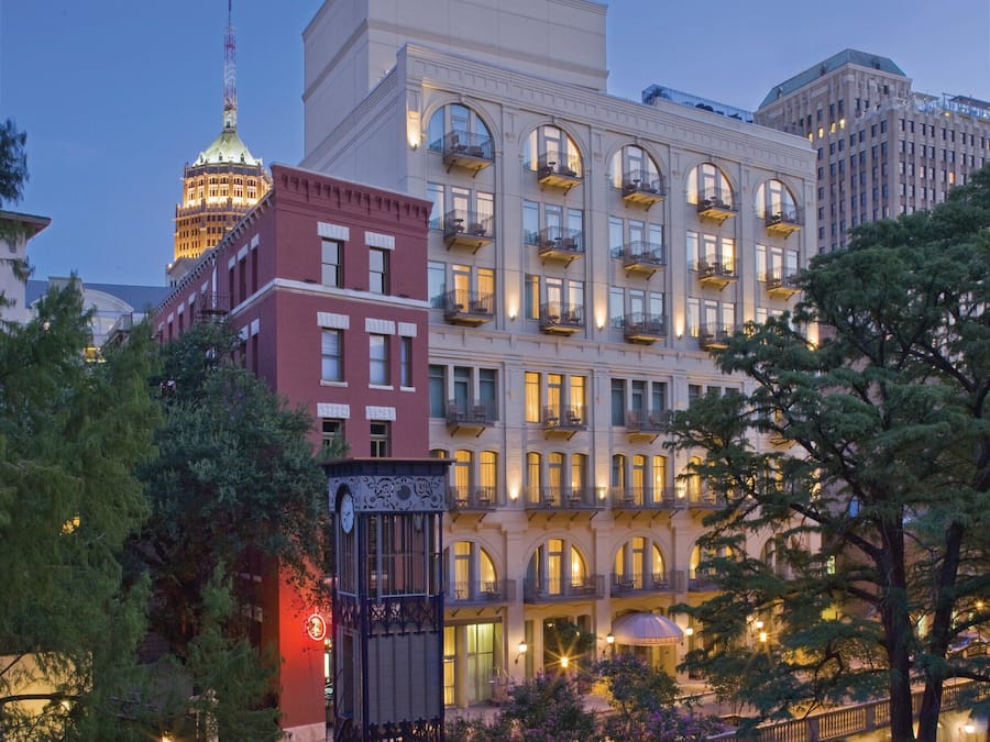 Voorkant accommodatie - avond/nacht