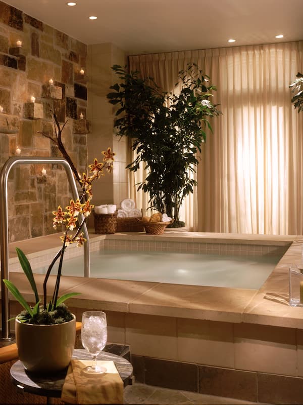 Couples treatment rooms, sauna, hot tub, steam room, body treatments