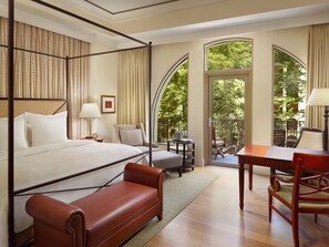غرفة - سرير ملكي - بشرفة (Luxury Spa Room) | ملاءات من القطن المصري وأغطية فراش متميزة وأسرّة بطبقة علوية مريحة