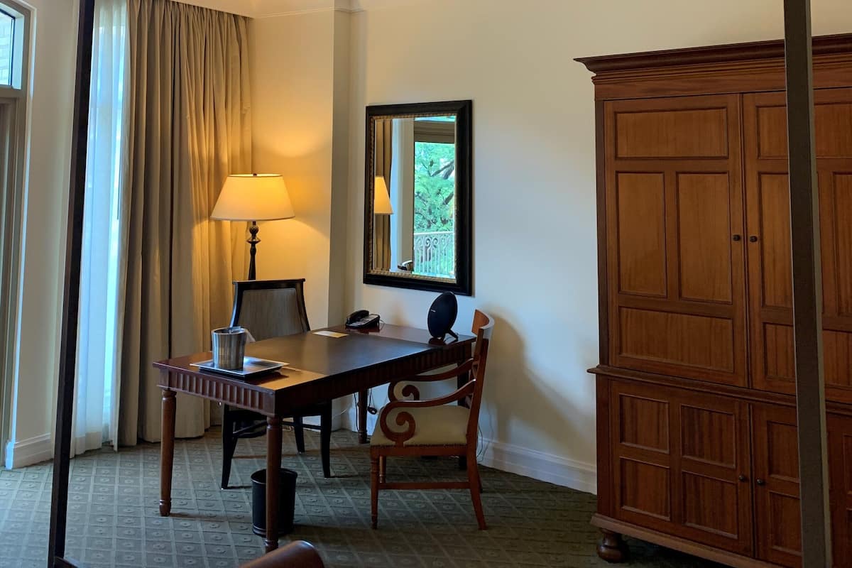 32-inch LCD TV with satellite channels, TV, pay movies