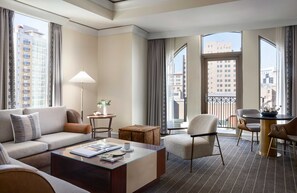 Suite (River Walk) | Living room