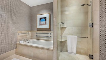 Une salle de bain moderne avec une baignoire, une douche et une paroi de verre.