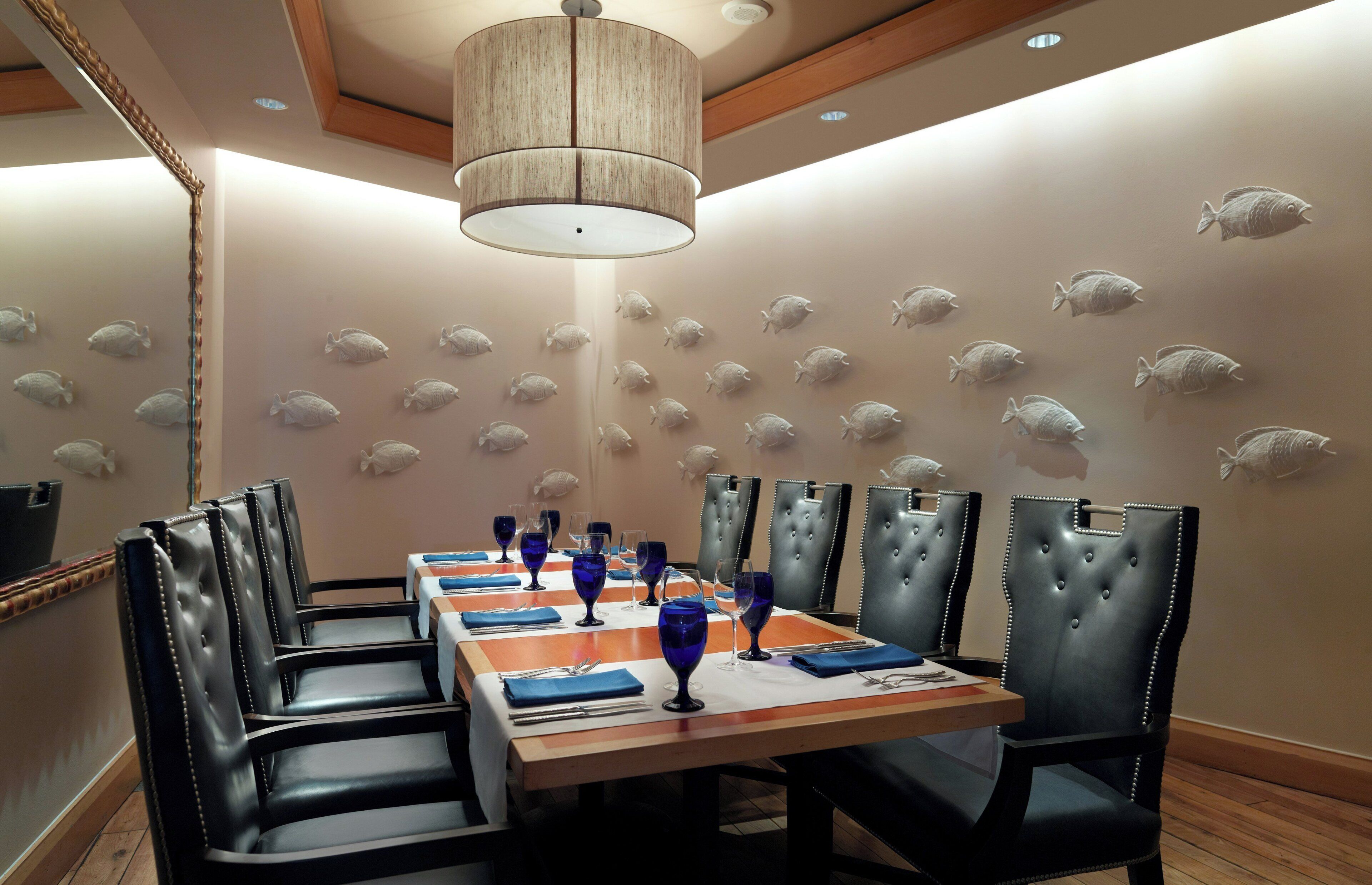 2 restaurants; breakfast, lunch and dinner served 