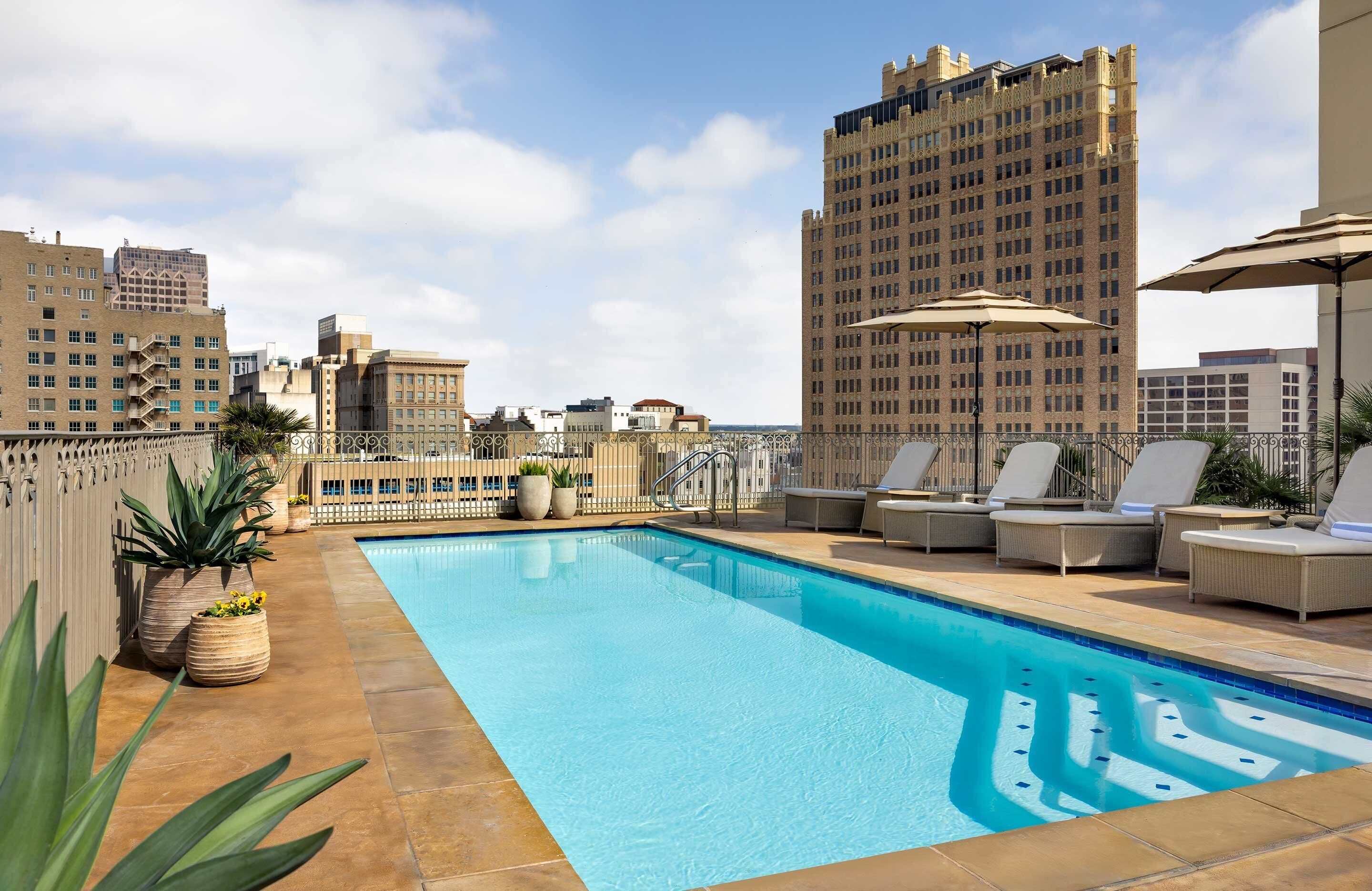 屋外プール、営業時間 7:00 ～ 22:00、プール パラソル、サンラウンジャー