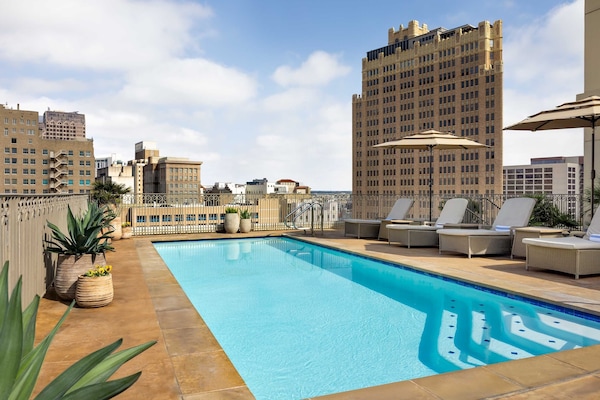 Außenpool, geöffnet von 07:00 Uhr bis 22:00 Uhr, Sonnenschirme