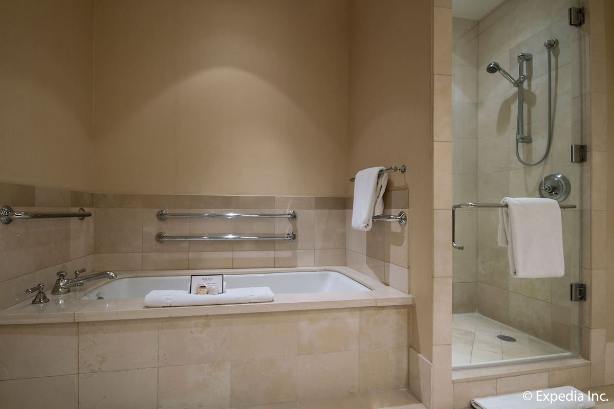 Premier Room, 1 King Bed, Accessible | Bathroom