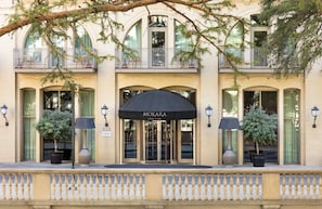 Vista frontal de la propiedad