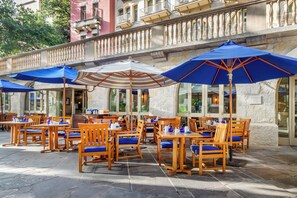 2 restaurants, breakfast served