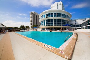 Piscine extérieure, parasols de plage, chaises longues