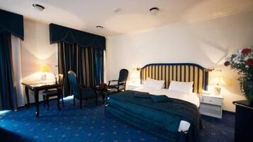 Habitación triple Deluxe, balcón | Ropa de cama de alta calidad y minibar