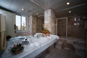 Deluxe Triple Room, Balcony | Bathroom