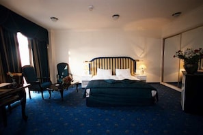 Luxe beddengoed, een minibar, een kluis op de kamer, een bureau