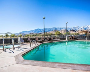 Outdoor pool - Quality Inn Lone Pine Near Mount Whitney (Lone Pine)