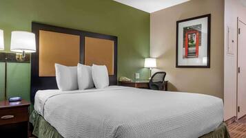 أسرّة بطبقة علوية مريحة ومكتب ومساحة عمل للكمبيوتر المحمول وستائر تعتيم