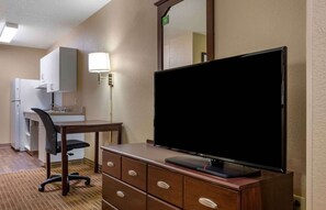 Studio, 1 giường cỡ queen, phù hợp cho người khuyết tật, không hút thuốc | Nệm có lớp đệm bông, bàn, khu vực làm việc phù hợp cho laptop 