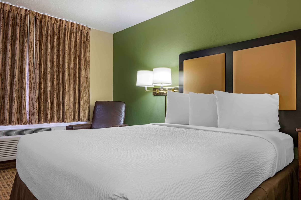 Studio, 1 Queen Bed, Accessible, Non Smoking | Pillow-top beds, desk, laptop workspace, blackout curtains