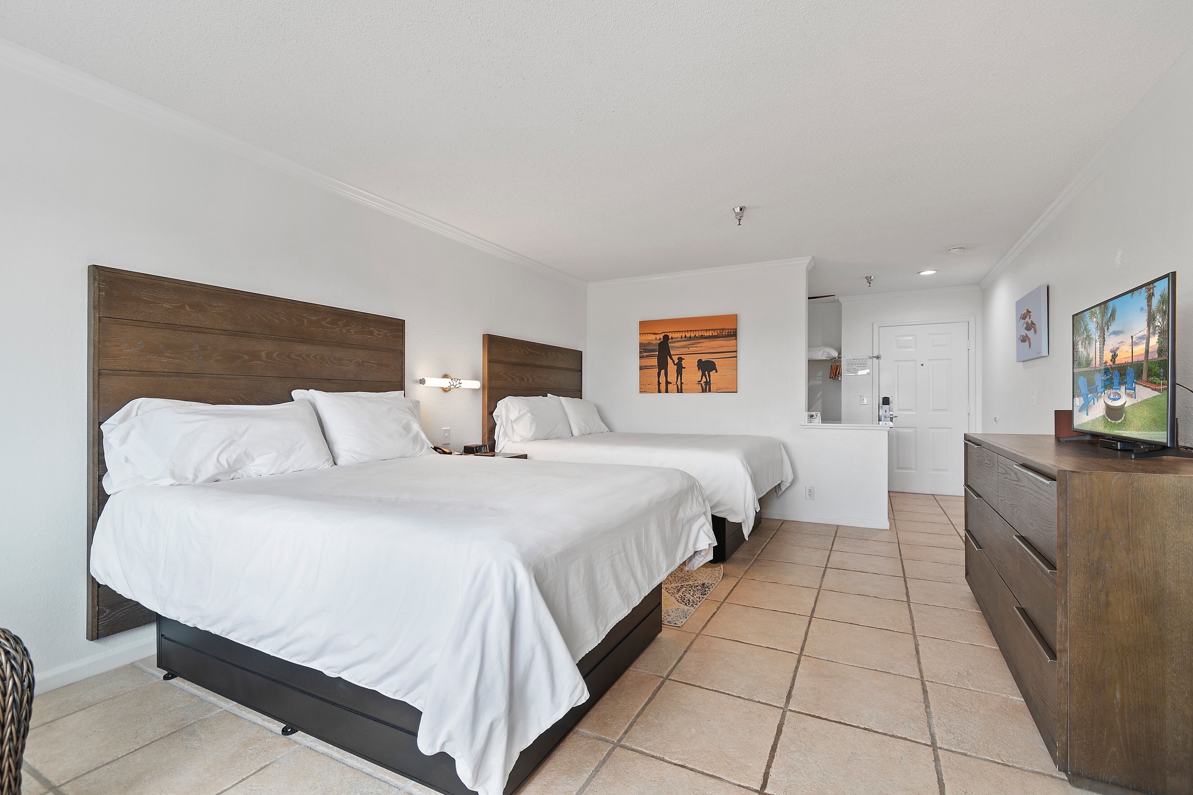 أغطية فراش متميزة وستائر تعتيم ومكواة/لوح كي وواي فاي مجانًا