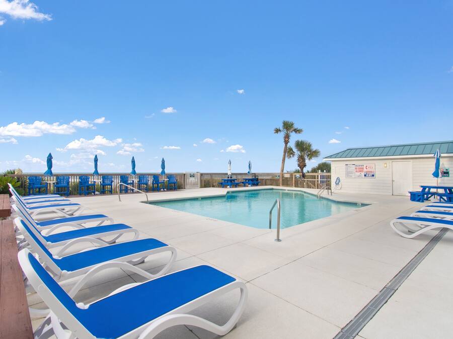 Piscine intérieure, piscine extérieure, parasols, chaises longues
