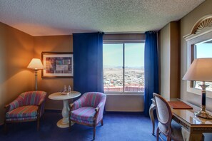 Riverview King | Living area | TV - Laughlin River Lodge (Laughlin)