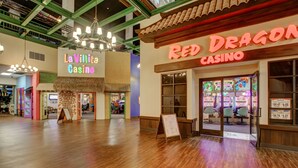Un espace de casino intérieur, avec les enseignes « La Villita Casino » et « Red Dragon Casino ».